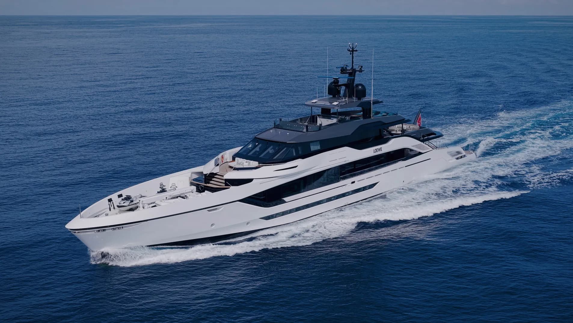 Le yacht à moteur Loewe naviguant en mer, vue de profil