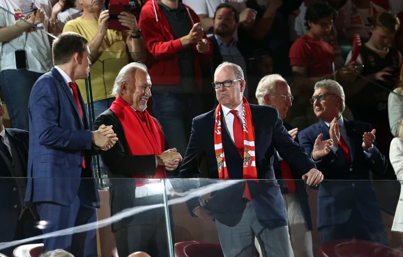 Le prince Albert II et des dirigeants d'AS Monaco Basket applaudissent depuis les tribunes lors d'un match