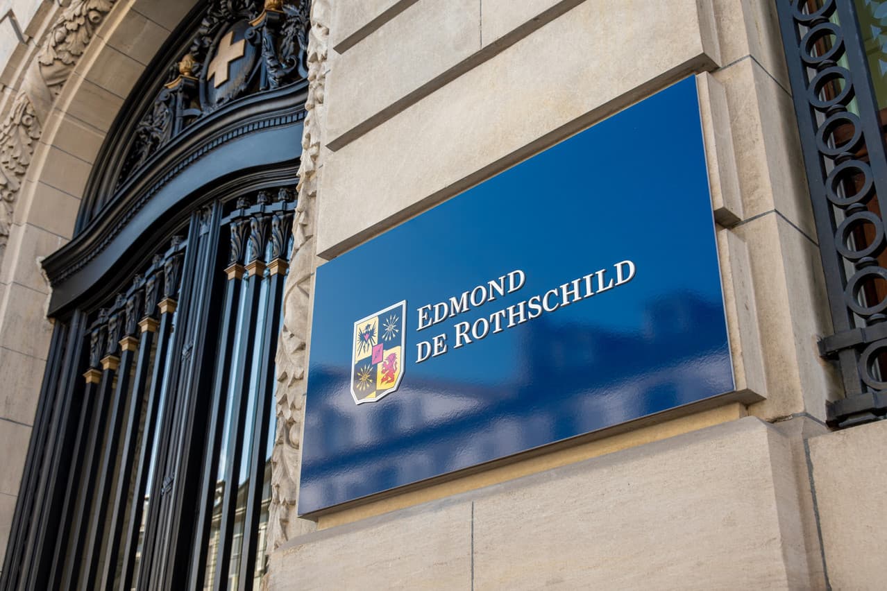 L'enseigne Edmond de Rothschild apposée sur la façade en pierre du nouveau siège à Monaco