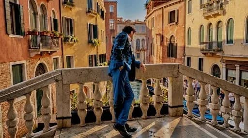 De Venise à Paris : ARTURRRO apporte une extravagance européenne moderne à la mode masculine
