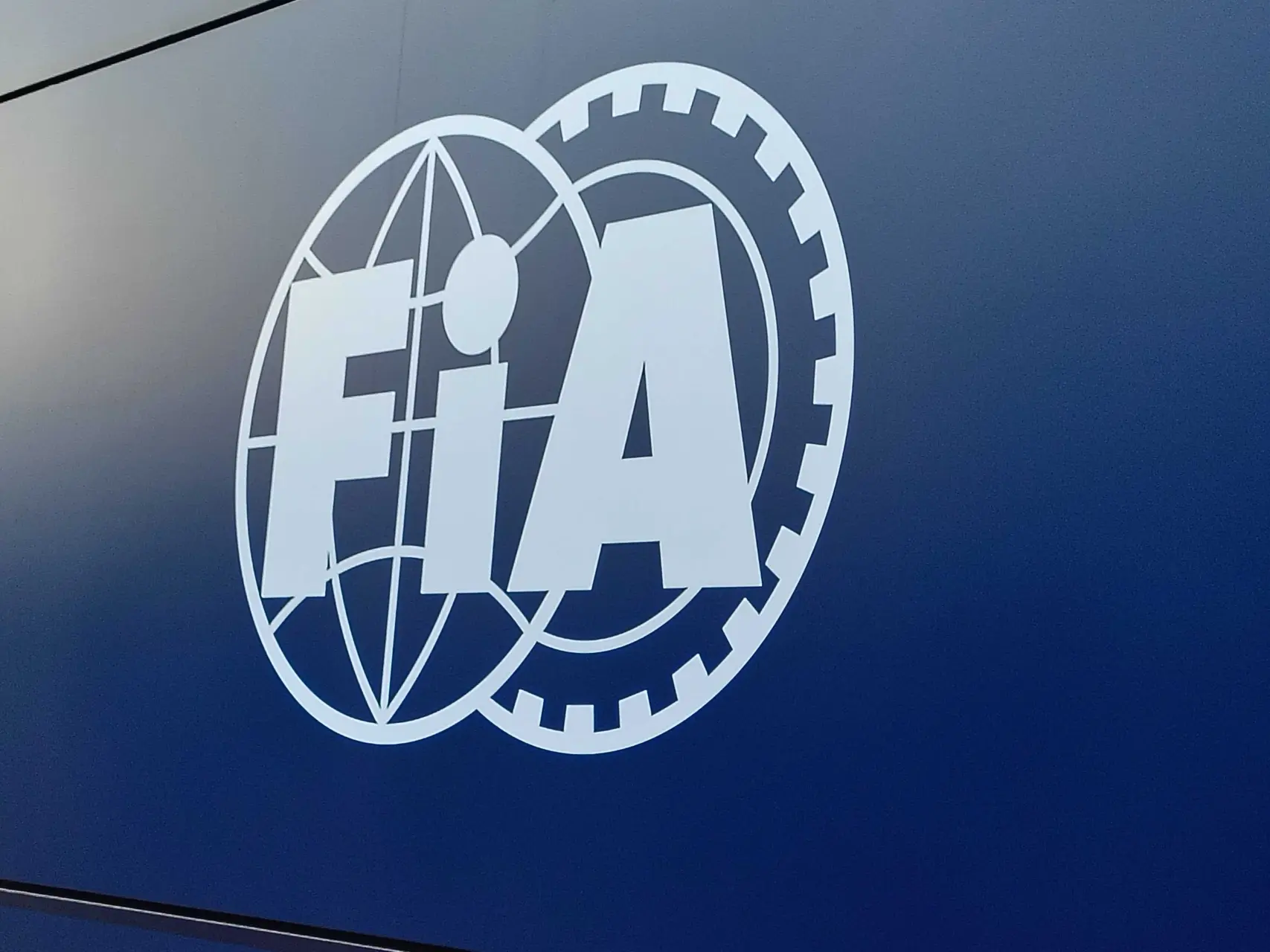 Le logo de la FIA affiché sur un panneau bleu