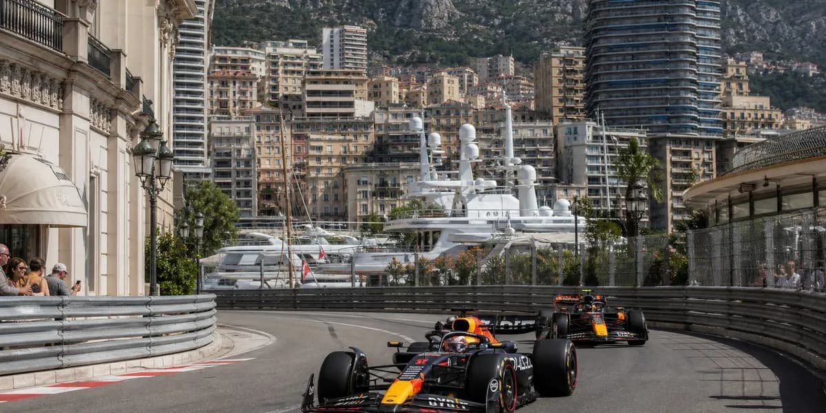 Une Red Bull de Formule 1 négocie un virage dans les rues de Monaco, avec des yachts en arrière-plan