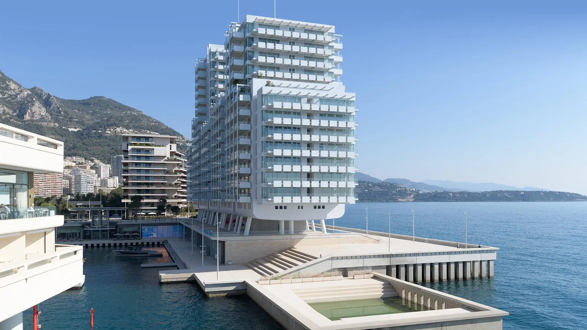 La tour résidentielle de Mareterra s'élevant au-dessus de la mer à Monaco