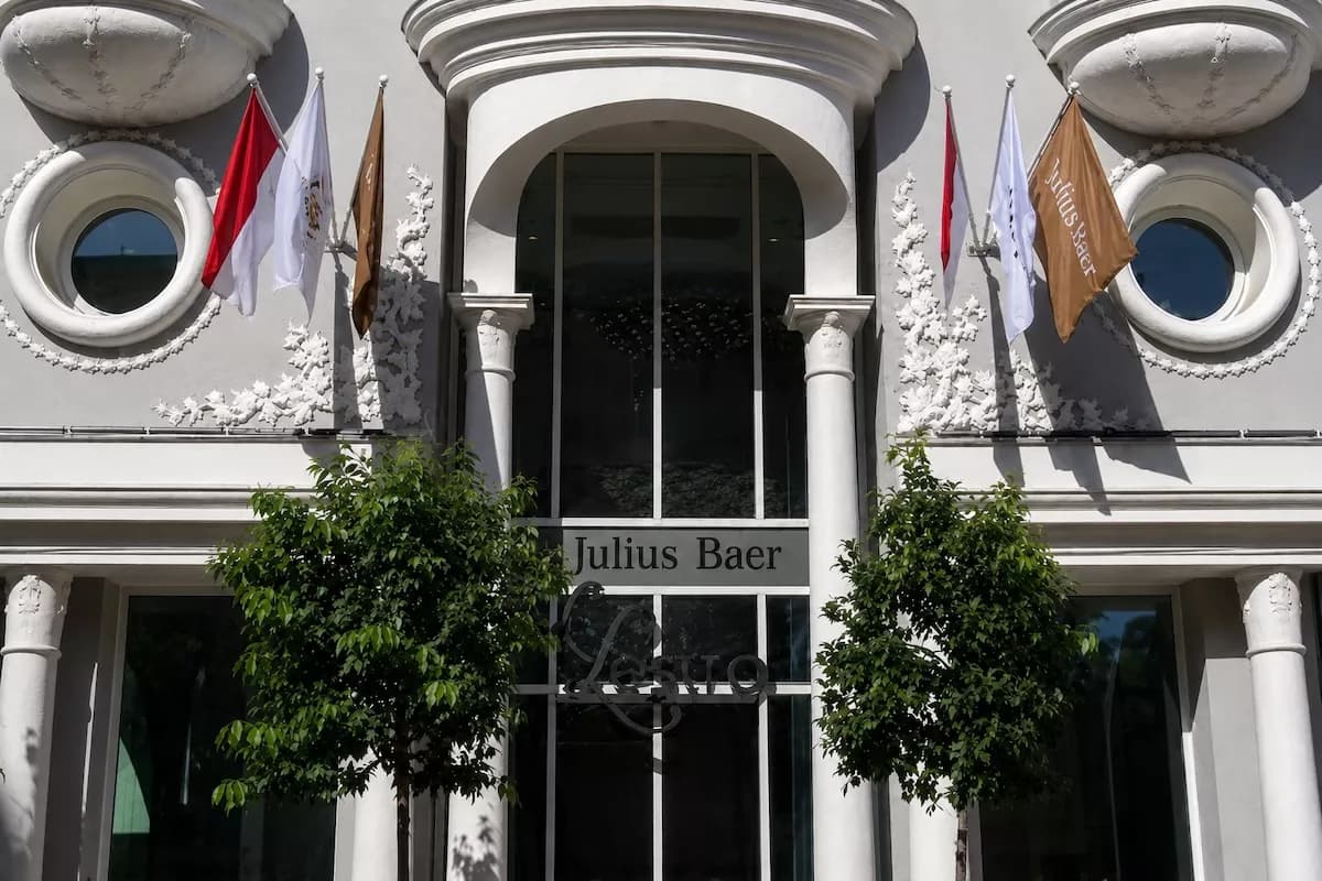La façade de Julius Baer à Monaco, ornée de drapeaux