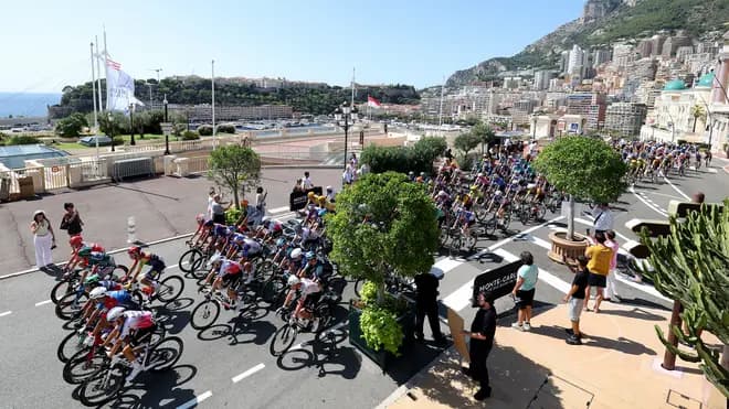 Le peloton de la Vuelta traverse le front de mer de Monaco avec le Rocher en arrière-plan