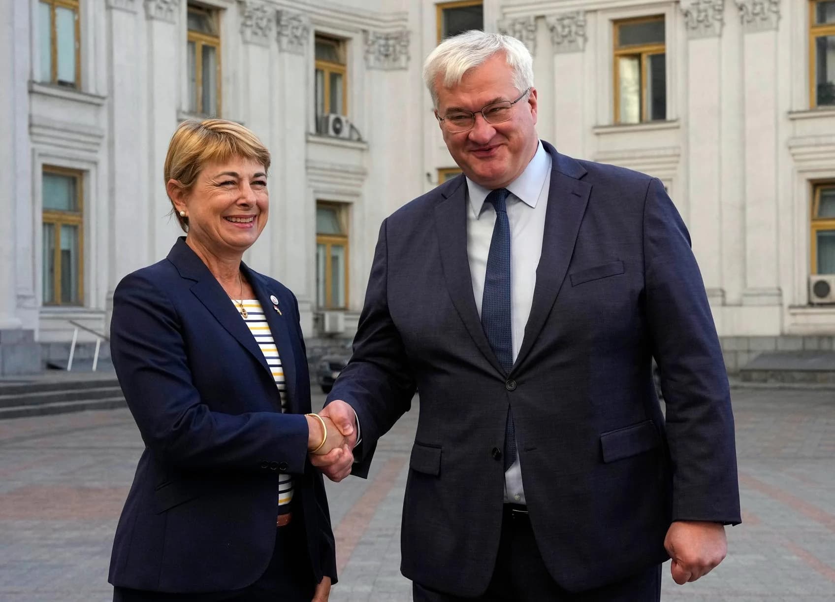 La ministre monégasque des Affaires étrangères Isabelle Berro-Amadei serre la main du ministre ukrainien Andrii Sybiha à Kiev