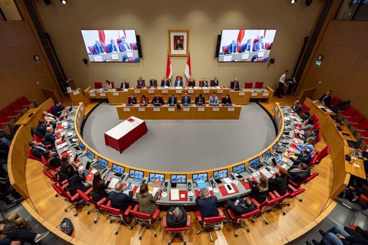 Séance du Conseil national de Monaco dans l'hémicycle