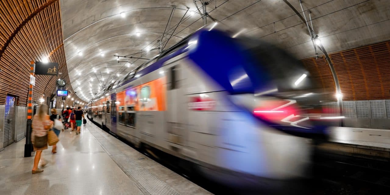 Un train arrive à quai dans le tunnel de la gare de Monaco-Monte-Carlo