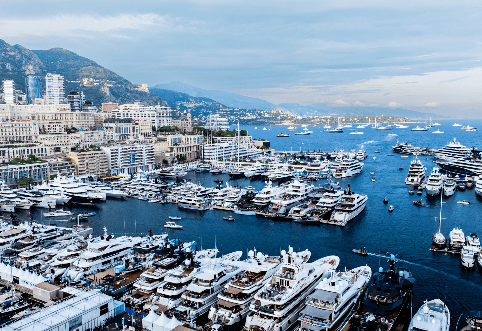 Vue aérienne du port Hercule accueillant des dizaines de superyachts lors du Monaco Yacht Show