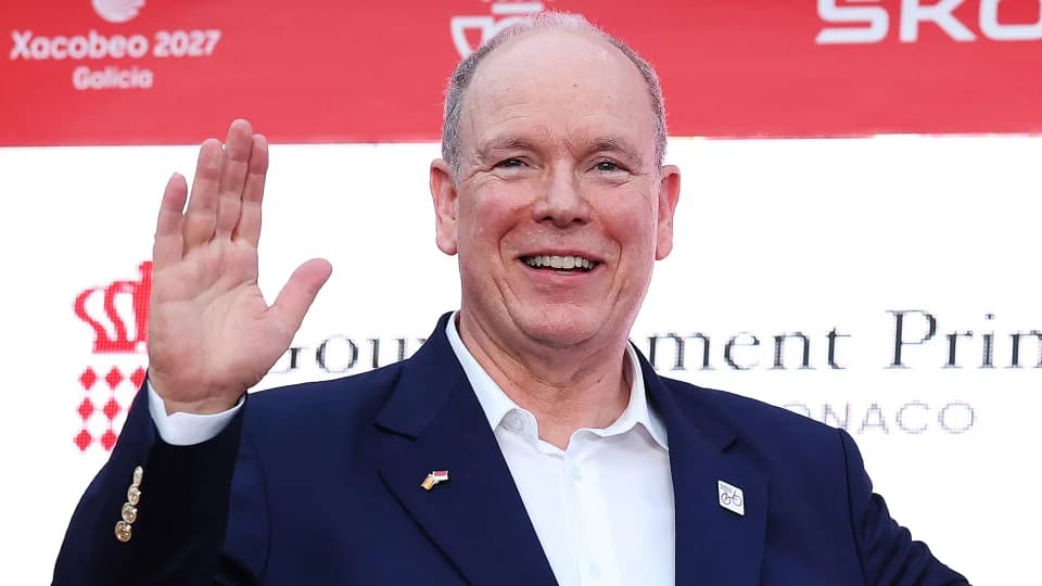 Le prince Albert II salue la foule lors d'un événement officiel