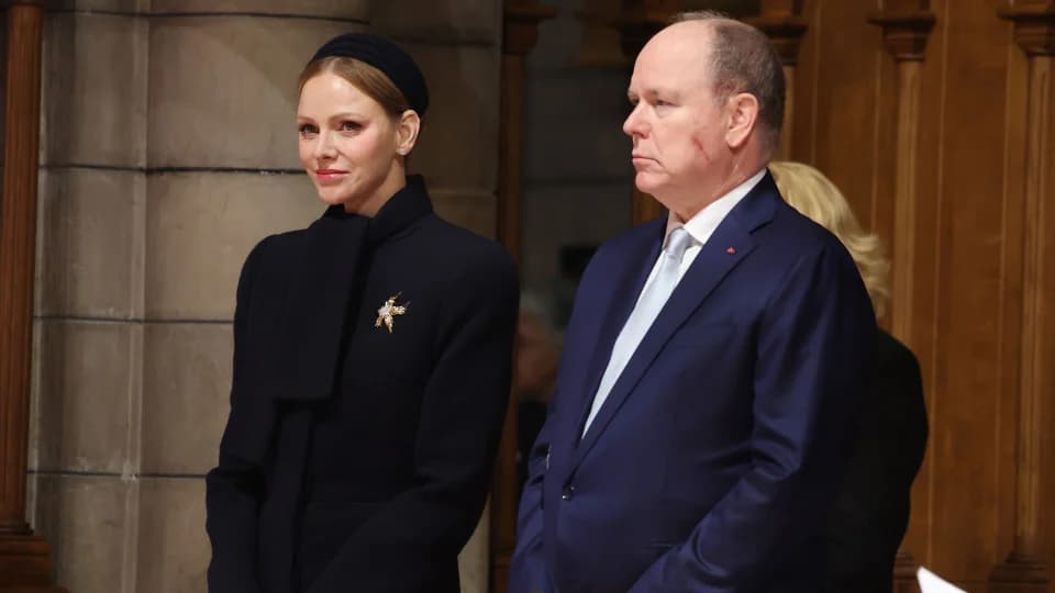 La princesse Charlène et le prince Albert II assistent à une cérémonie officielle en tenue sombre