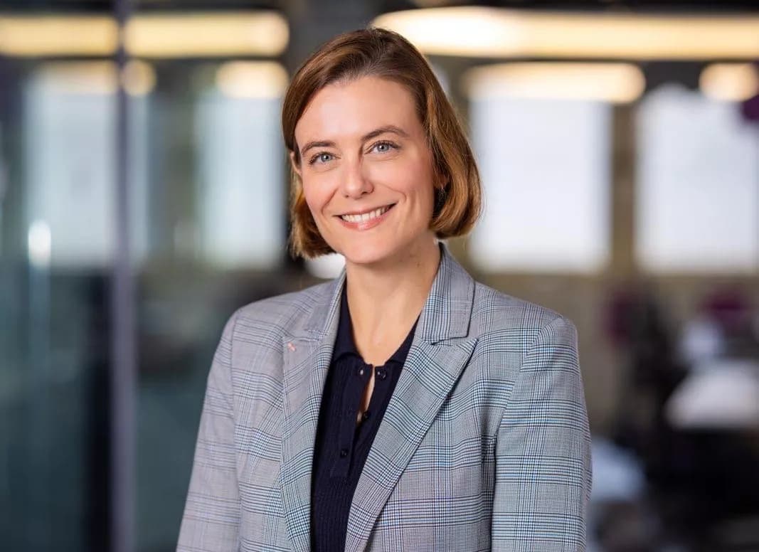 Portrait souriant de Chloé Boscagli, nouvelle conseillère du Cabinet du prince Albert II