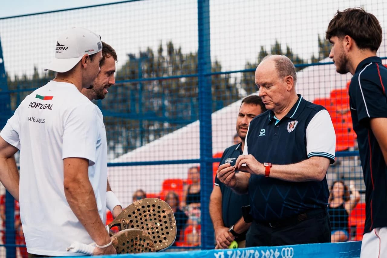 Le prince Albert II procède au tirage au sort avant un match de padel en présence des joueurs