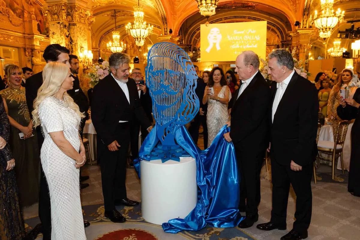 Le prince Albert II signe la statue en hommage à l'éducateur grec lors d'une soirée de gala à Monaco