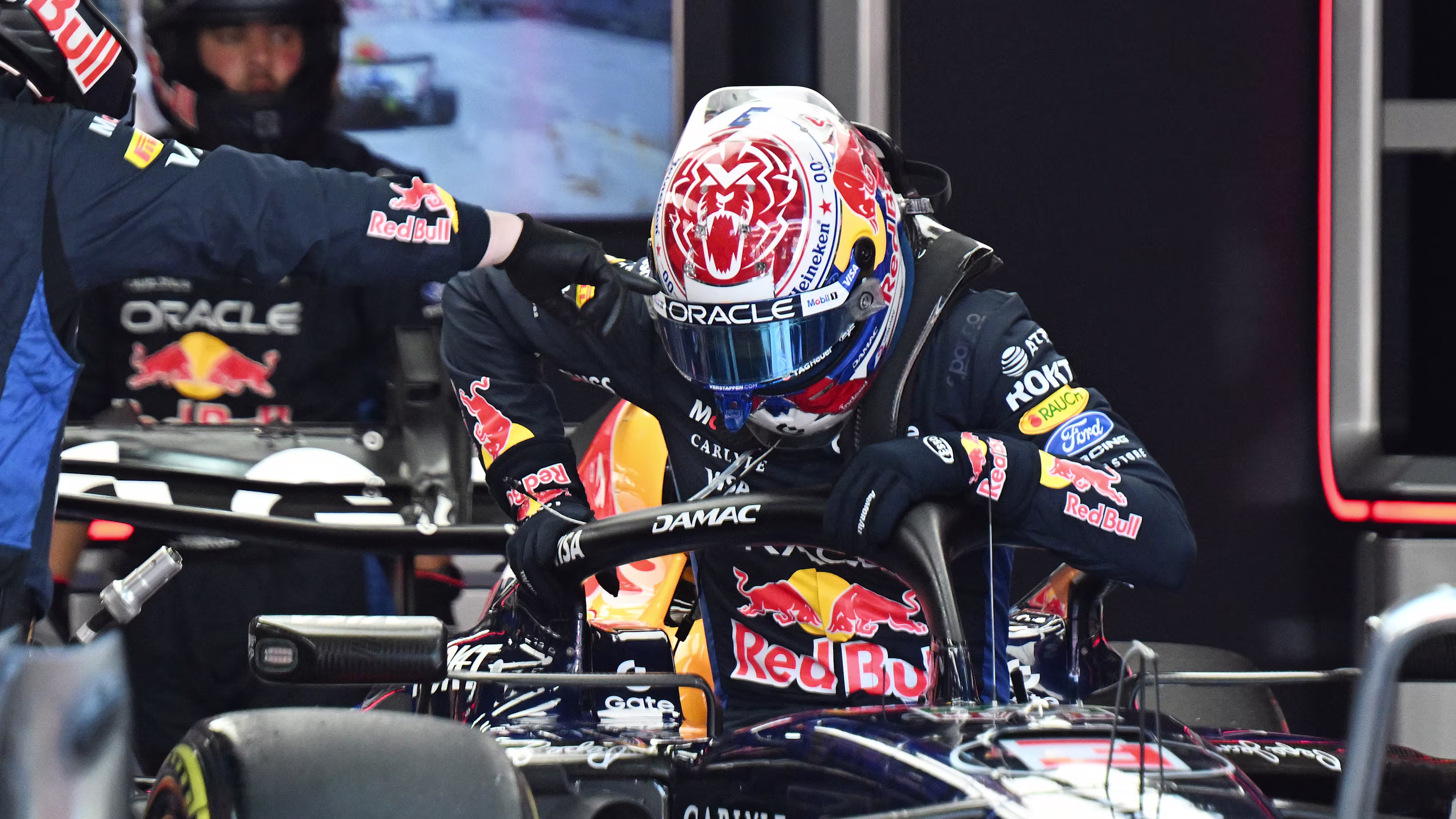 Max Verstappen dans le cockpit de sa Red Bull lors d'un Grand Prix