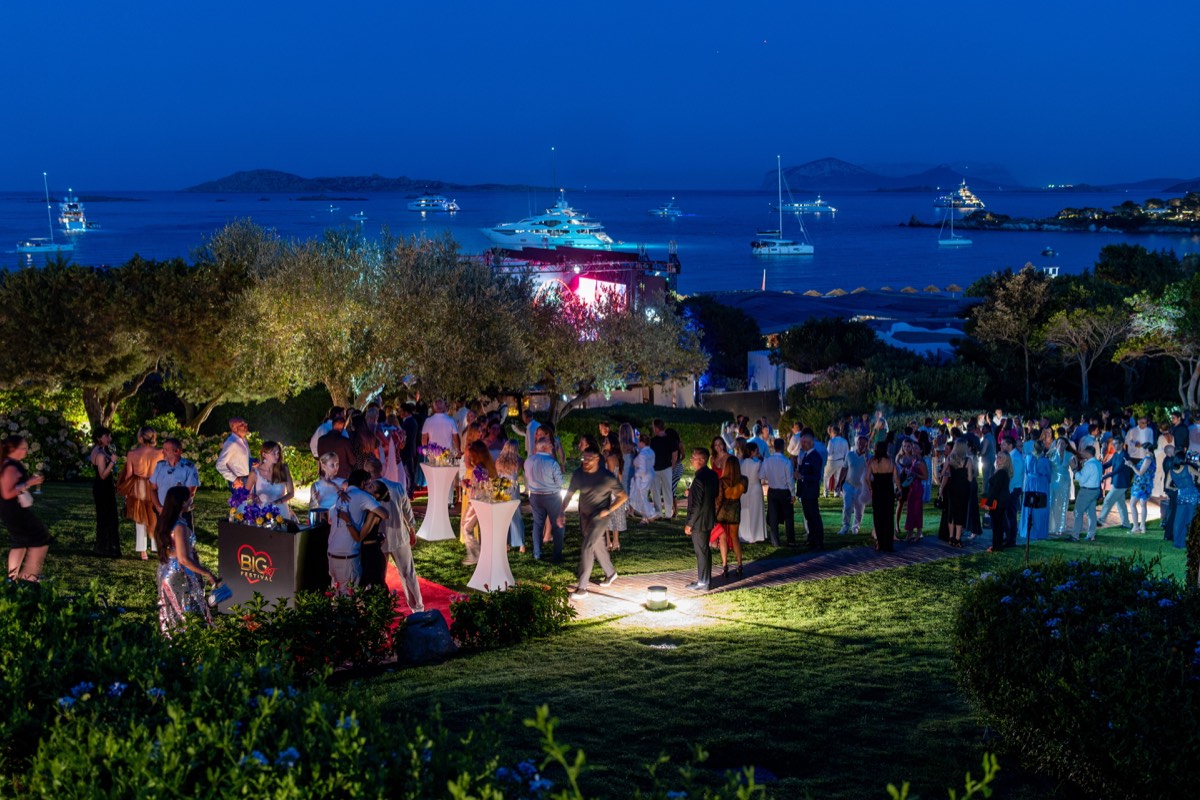 Le Romazzino au crépuscule pendant la soirée du BIG ART Festival à Porto Cervo.